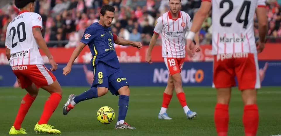Atletico Madrid player passing the ball against Girona