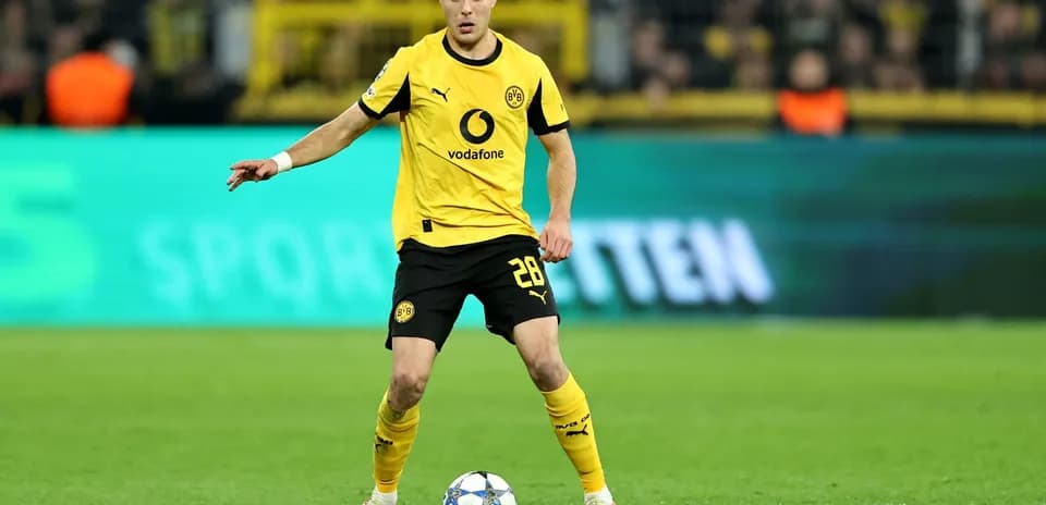 Borussia Dortmund player preparing for a free kick