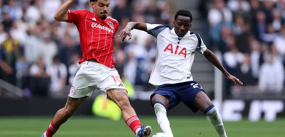 Players competing for the ball in Premier League match