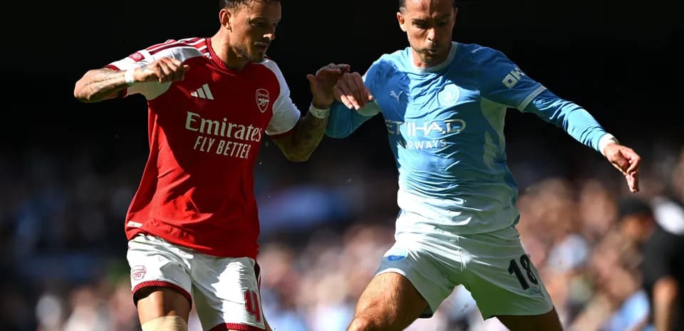 Arsenal and Manchester City players contesting the ball