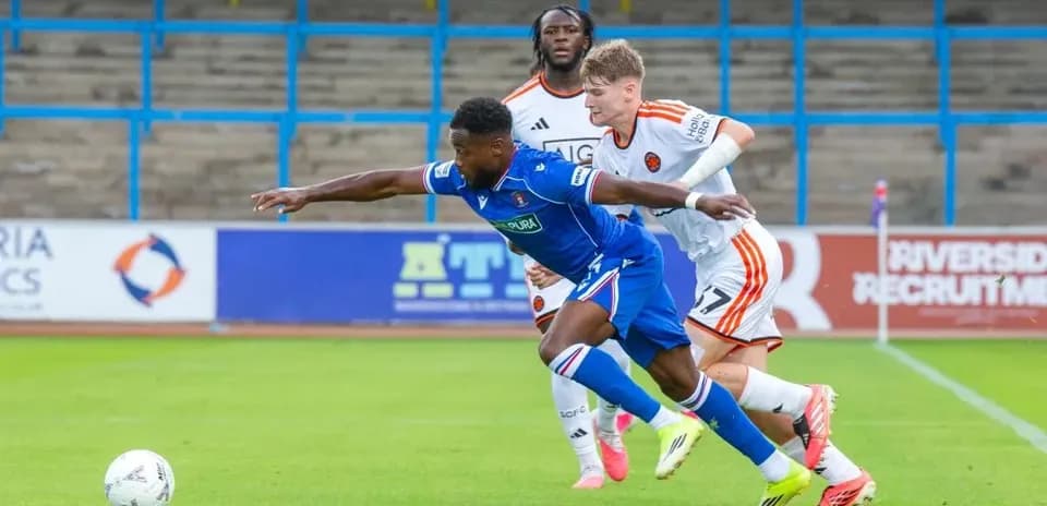 Player attempting to evade two opponents on field