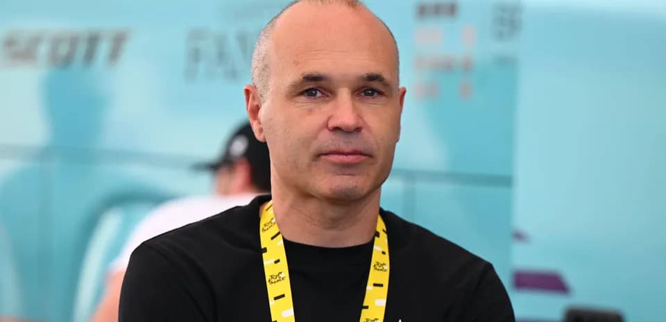 Person wearing a black shirt and yellow lanyard