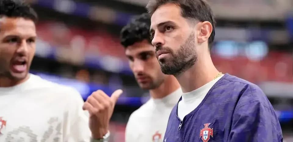 Players discussing before a match for Portugal team