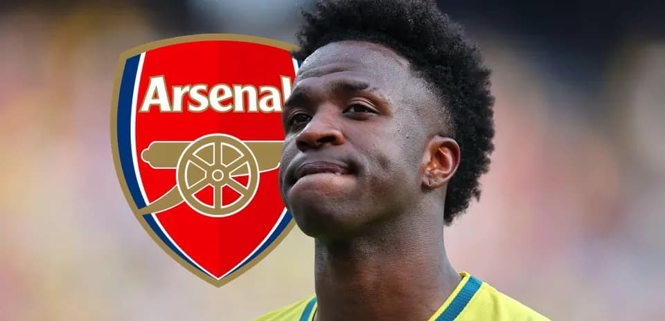 Player in Arsenal kit with club logo behind