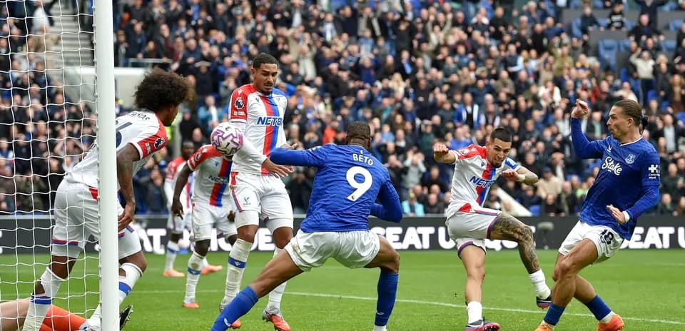 Crystal Palace players defending against Everton attack