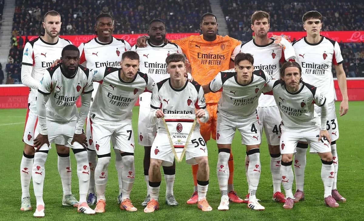 AC Milan players posing for team photo