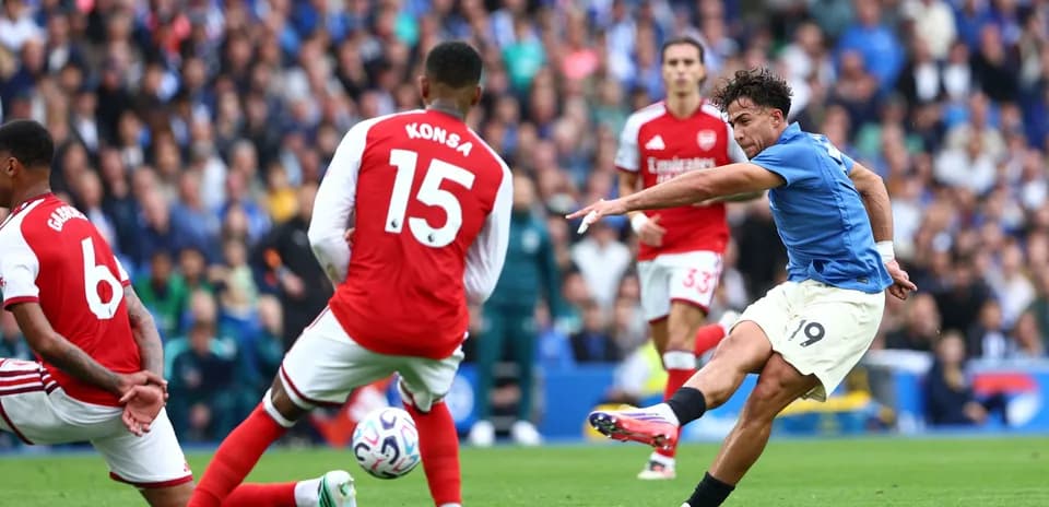 Player shooting the ball during match between teams