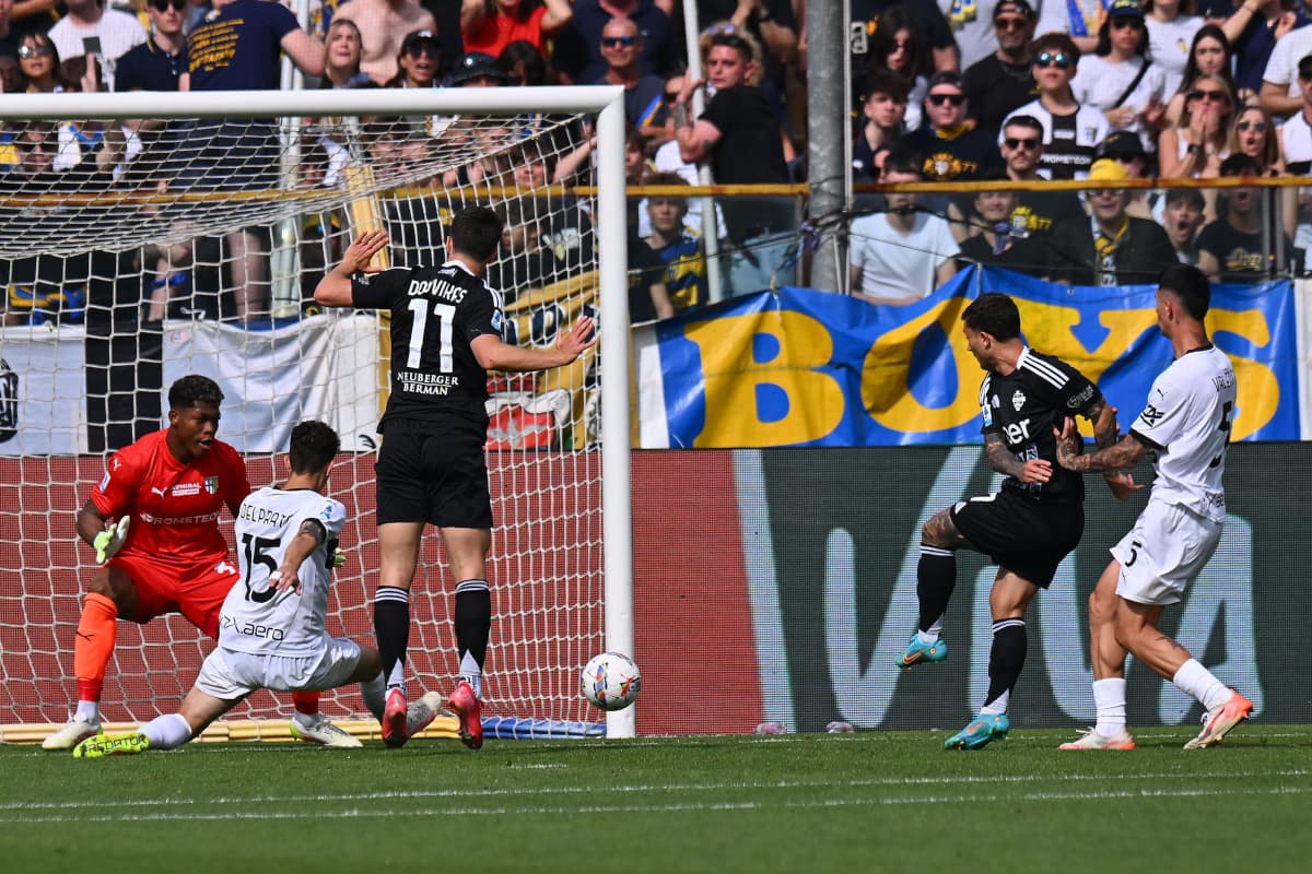 Goal attempt during Como vs Parma match