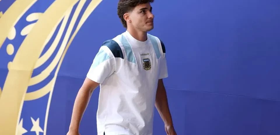 Player walking towards venue entrance wearing team shirt