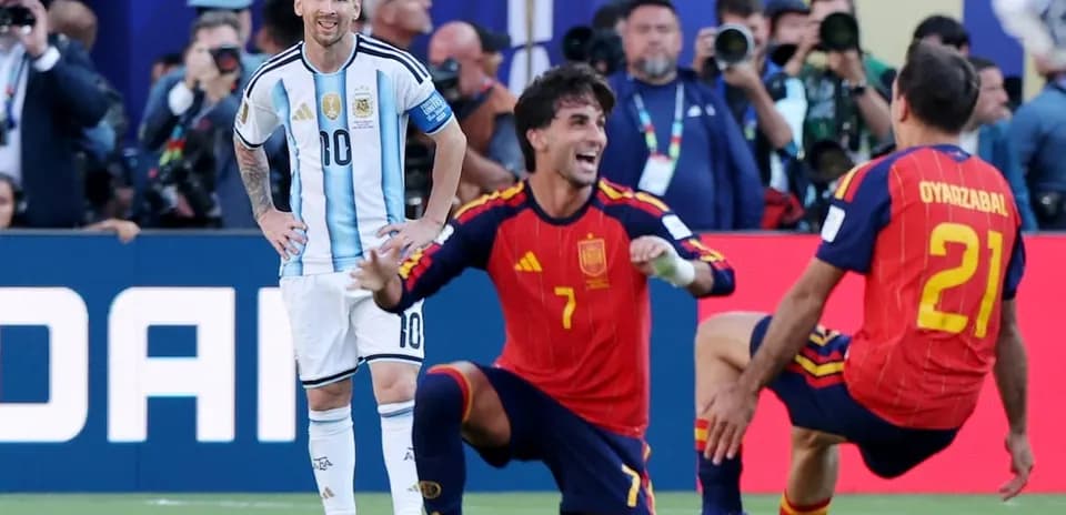 Messi and Spanish players during World Cup match