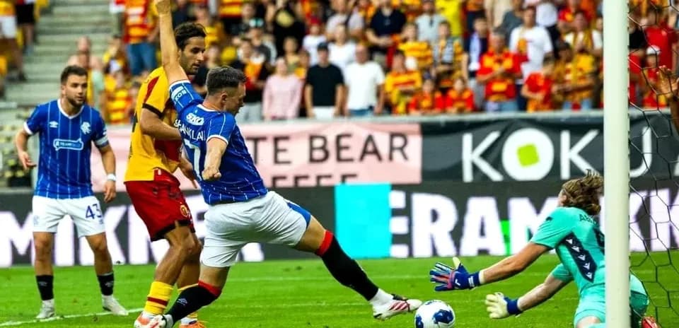 Jagiellonia player scoring against Saburtalo