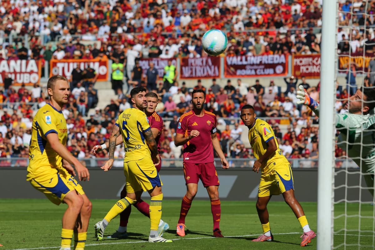 Players from Hellas Verona and AS Roma in action