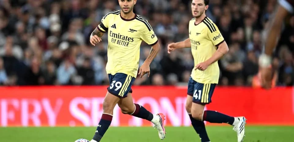 Arsenal players in yellow kits during match