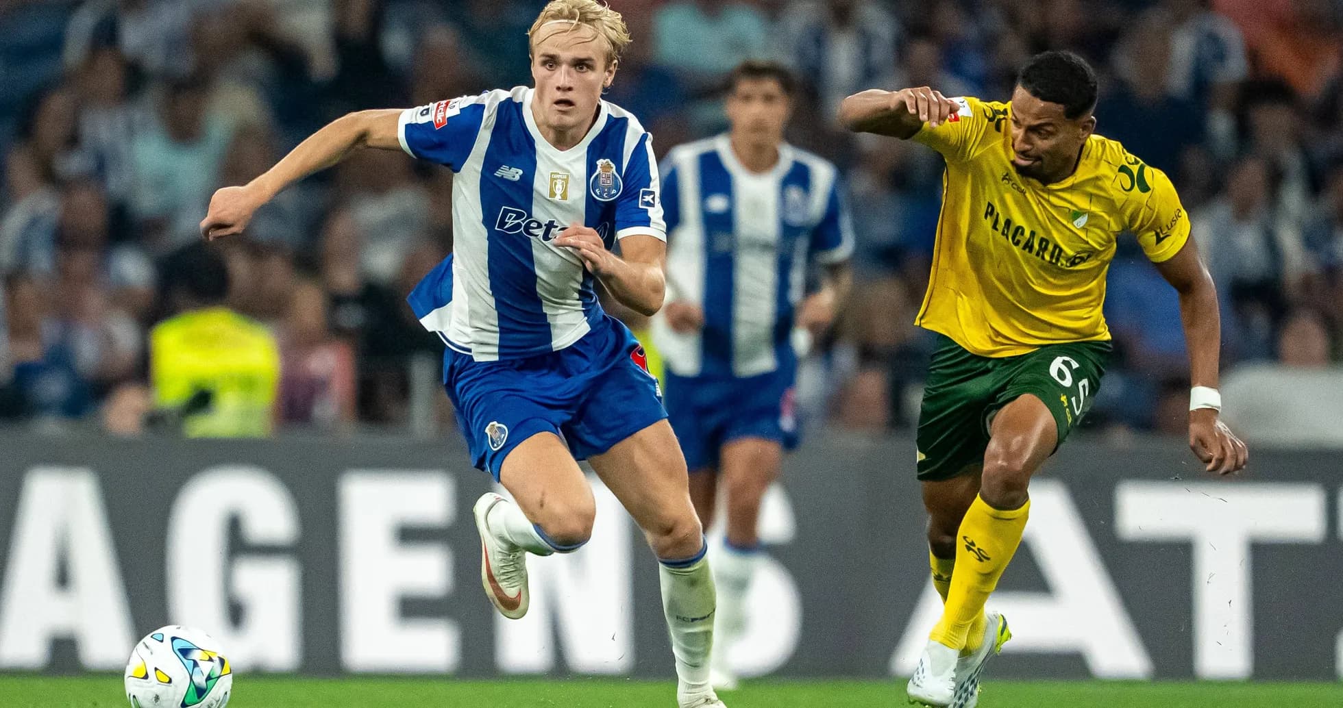 Player from FC Porto sprinting with the ball