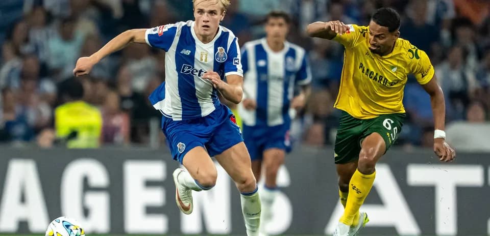 Player from FC Porto sprinting with the ball