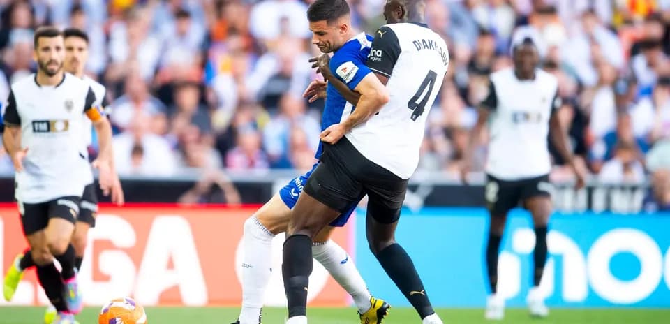 Athletic Club player challenges Valencia opponent