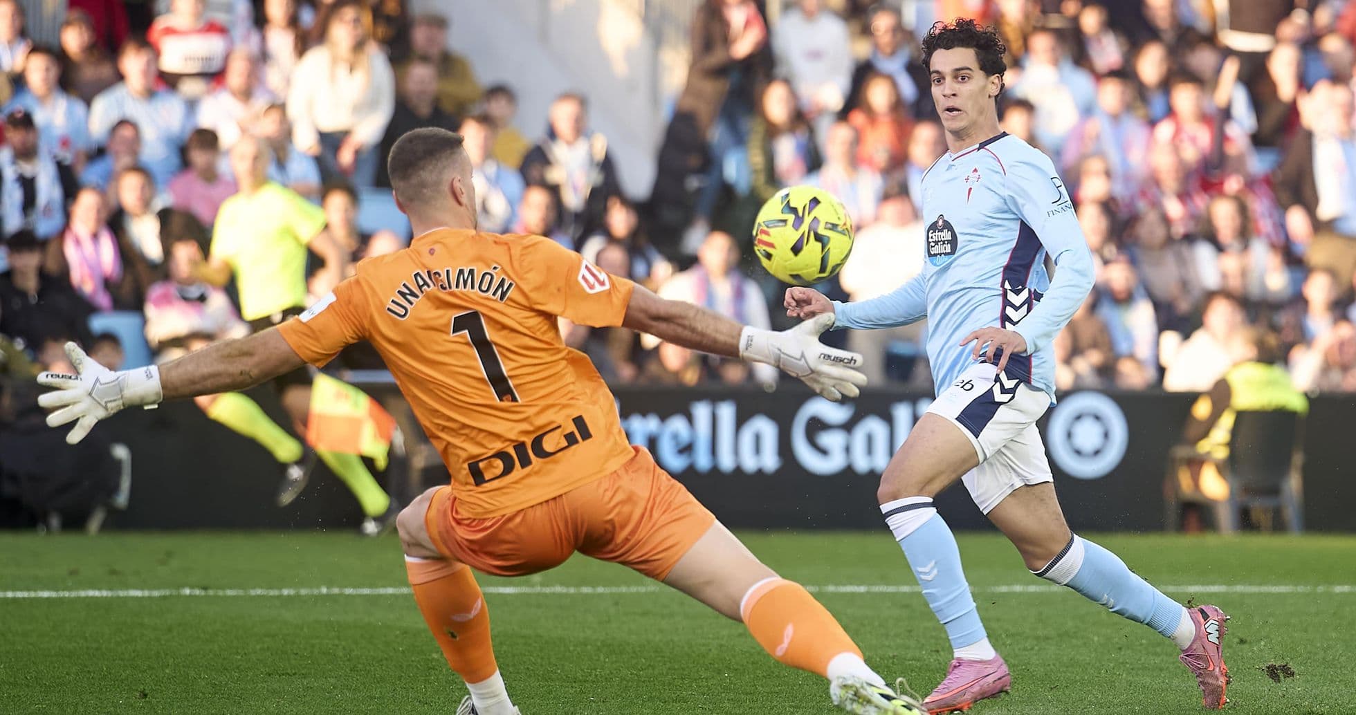 Goalkeeper facing a striker in La Liga match