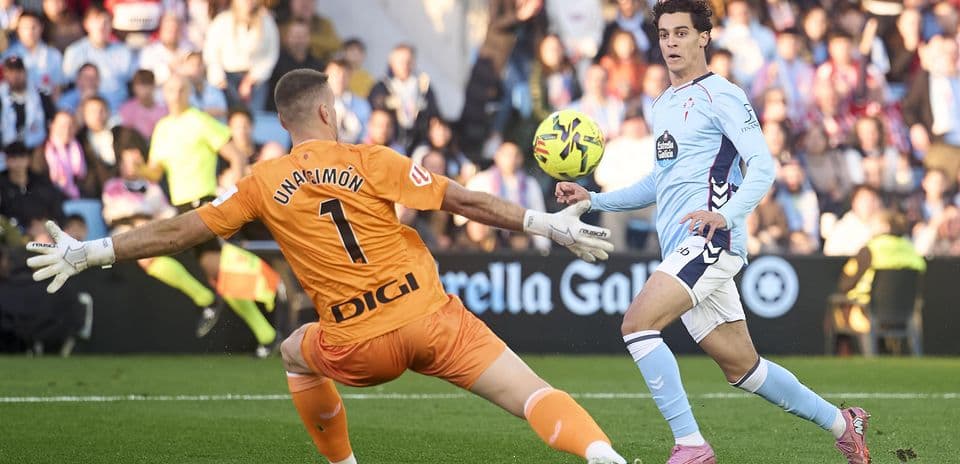 Goalkeeper facing a striker in La Liga match