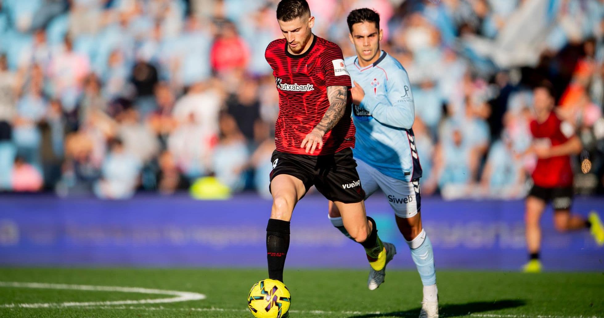 Athletic Club player dribbling against Celta Vigo
