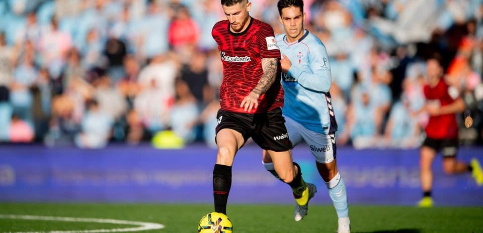 Athletic Club player dribbling against Celta Vigo