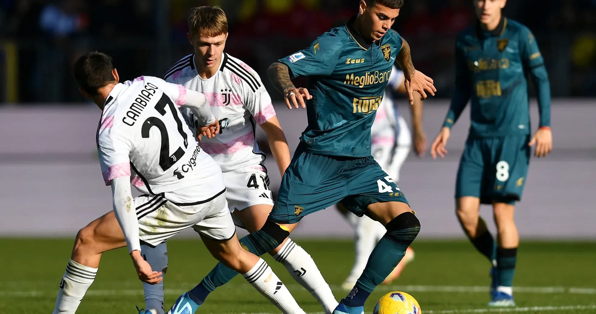 Frosinone and Juventus players competing for the ball