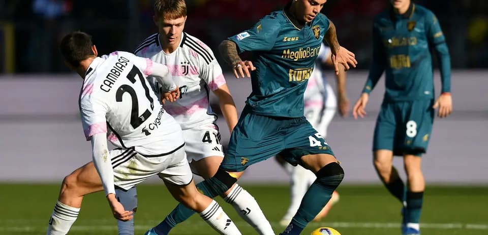 Frosinone and Juventus players competing for the ball