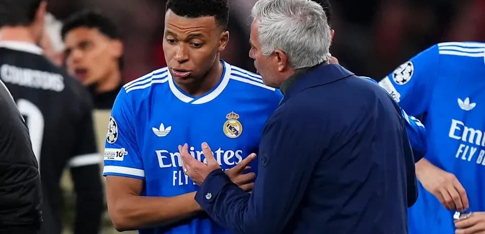 Manager speaking to player during match break