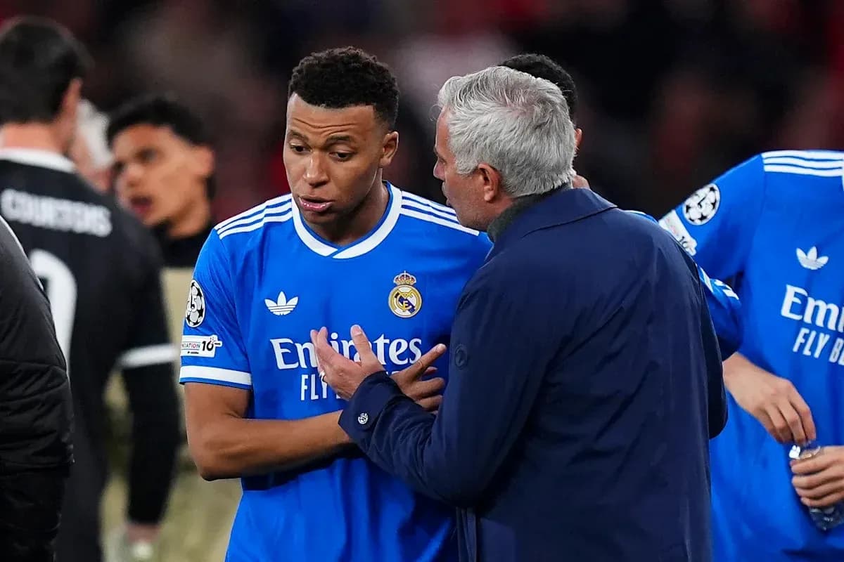 Manager speaking to player during match break