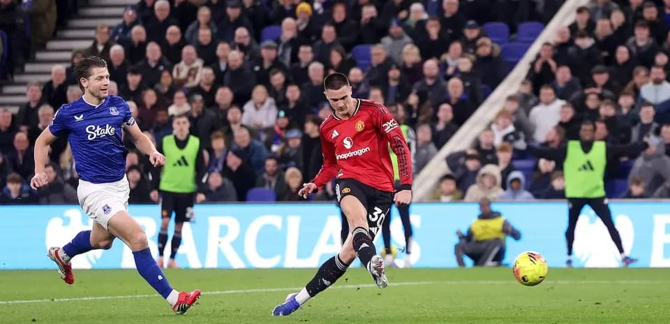 Everton player chasing Manchester United forward