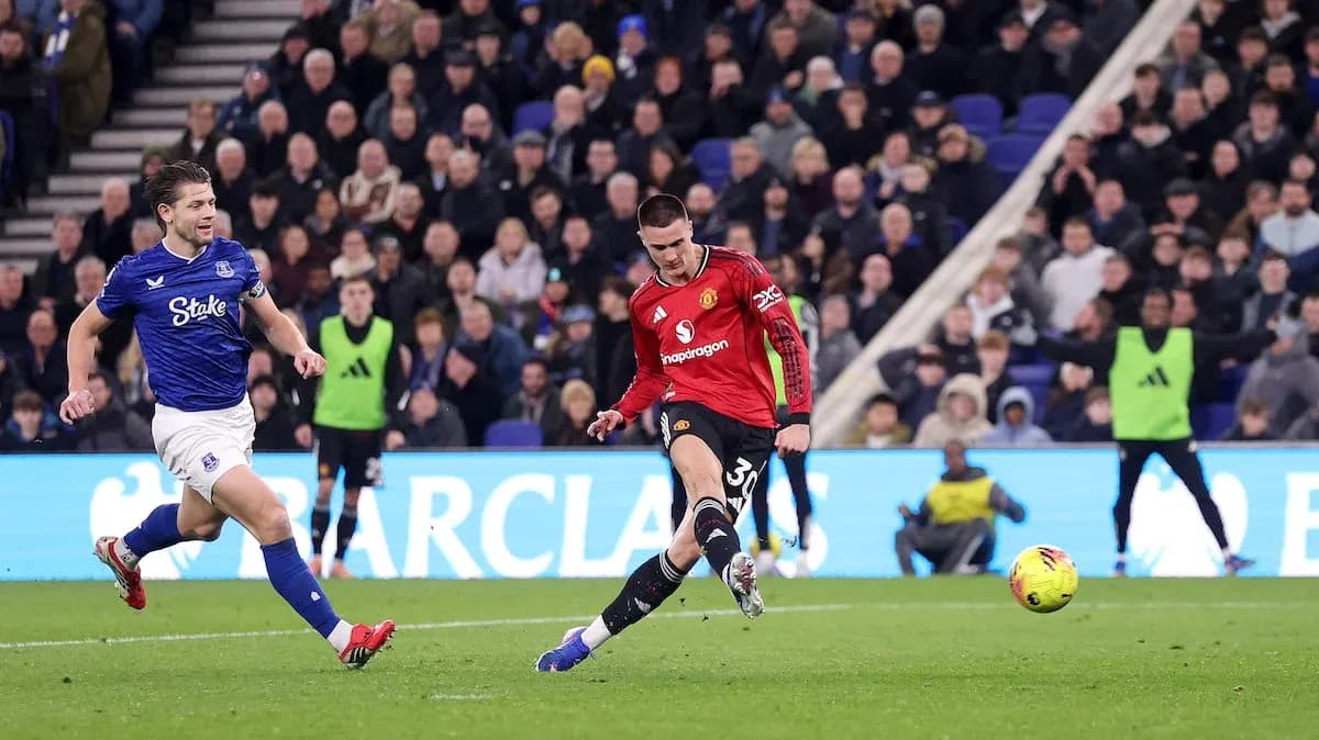Everton player chasing Manchester United forward