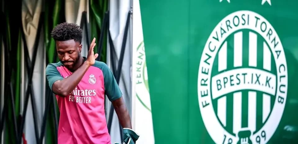 Player walking out near Ferencvárosi Torna Club banner
