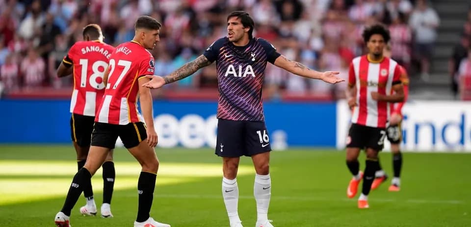 Players from Tottenham and Brentford during match action