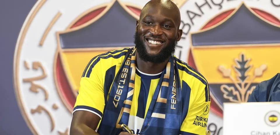Player signing contract at press conference with Fenerbahçe