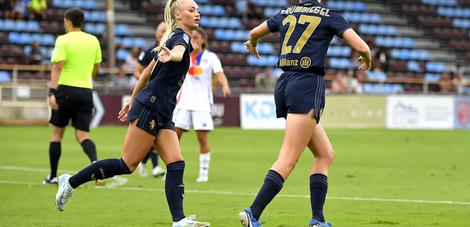 Juventus women celebrating a goal against Lyon