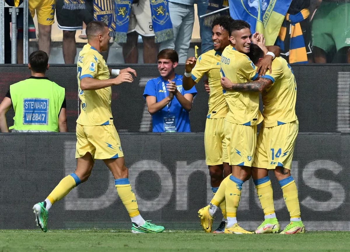 Frosinone players celebrating a goal
