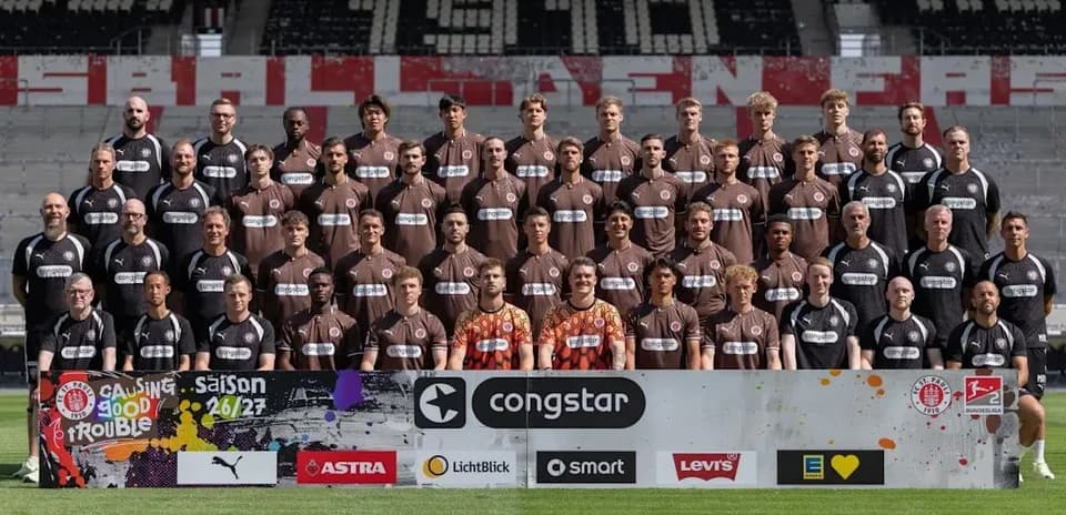 Team photo of FC St. Pauli players and staff