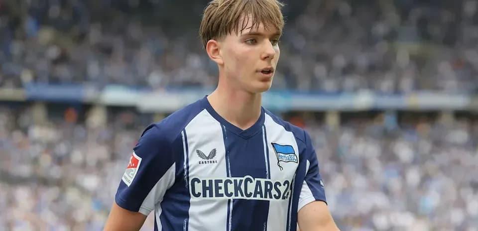 Player in Hertha BSC jersey on the pitch