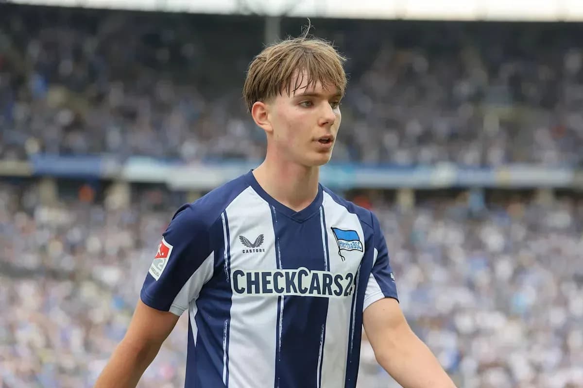 Player in Hertha BSC jersey on the pitch
