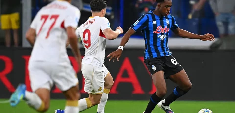 Player dribbling past opponent during Serie A match