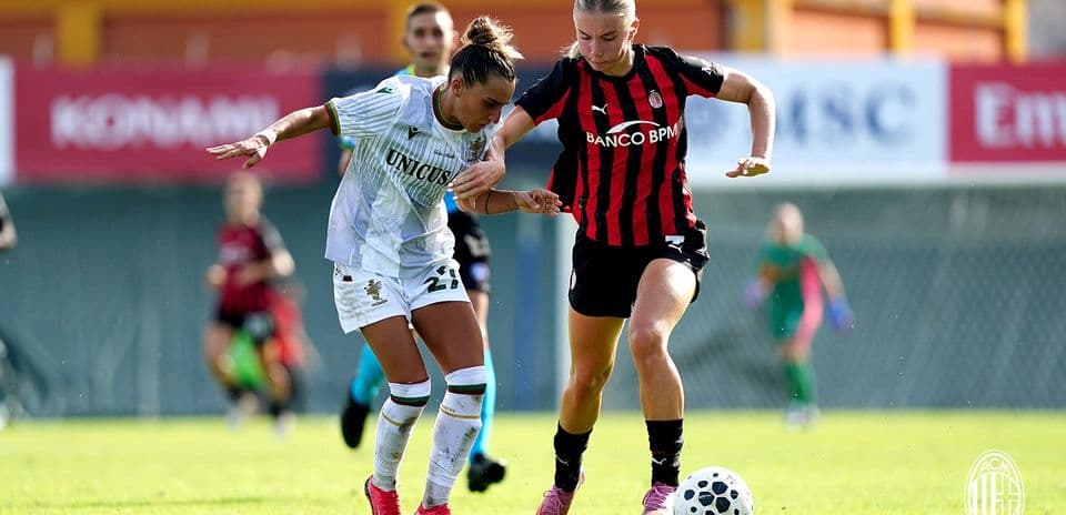 Two players competing for the ball in Serie A Women