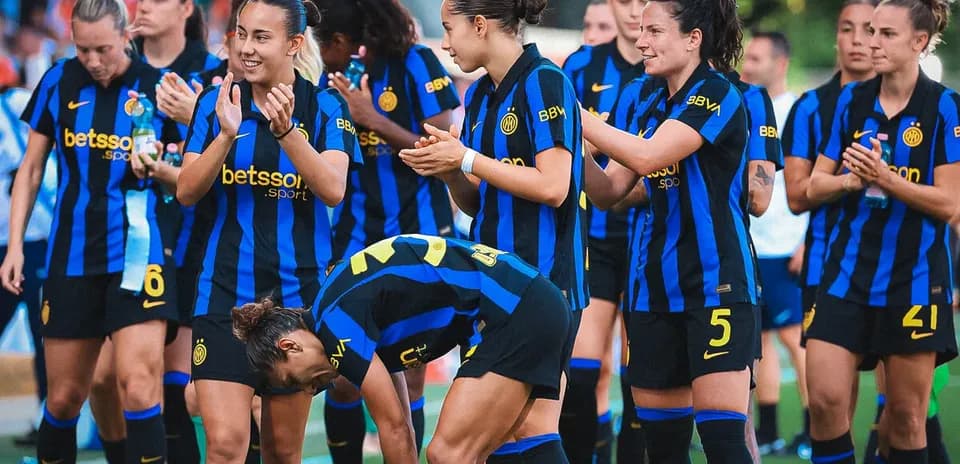 Inter Milano Women celebrating on the field