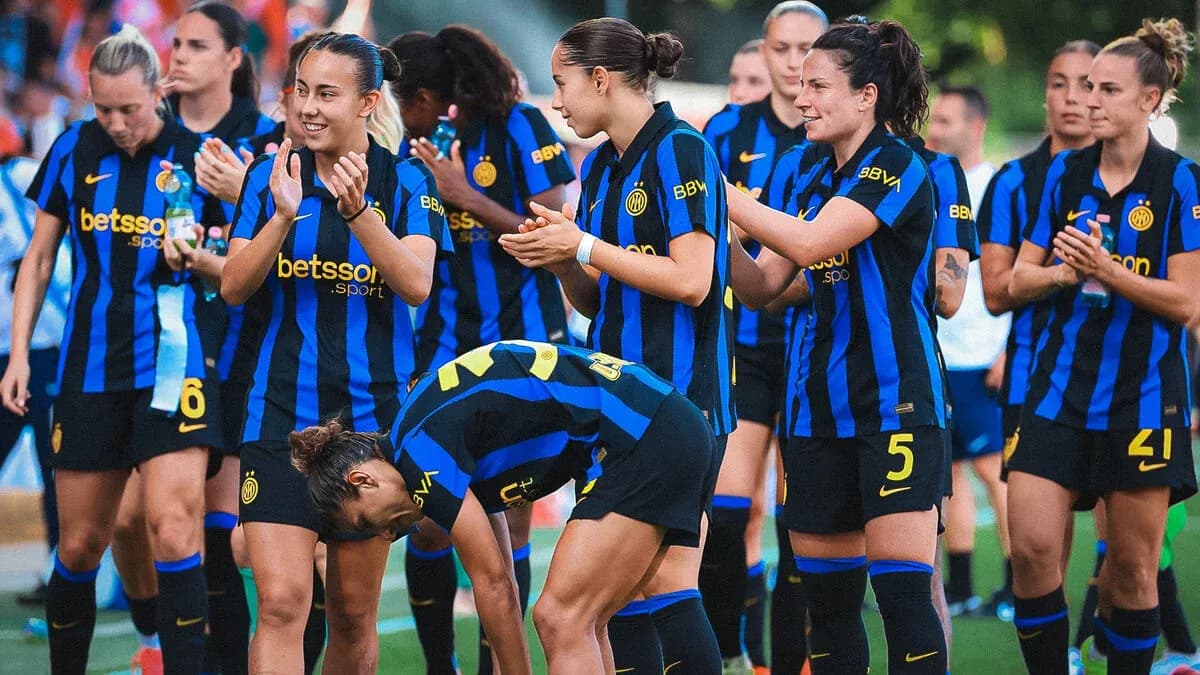 Inter Milano Women celebrating on the field