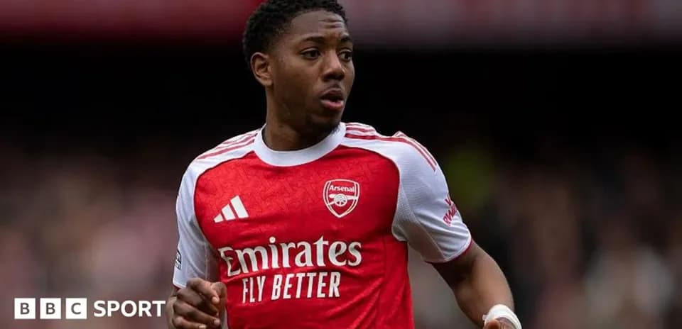 Player in Arsenal jersey during match action