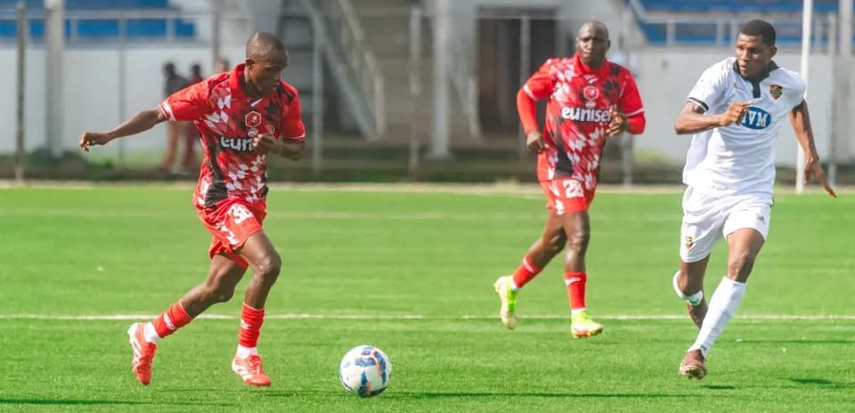 Kano Pillars player dribbling past Doma United defenders