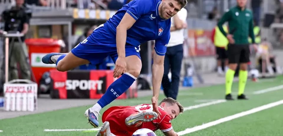 Dinamo Zagreb player tackling FC Thun opponent