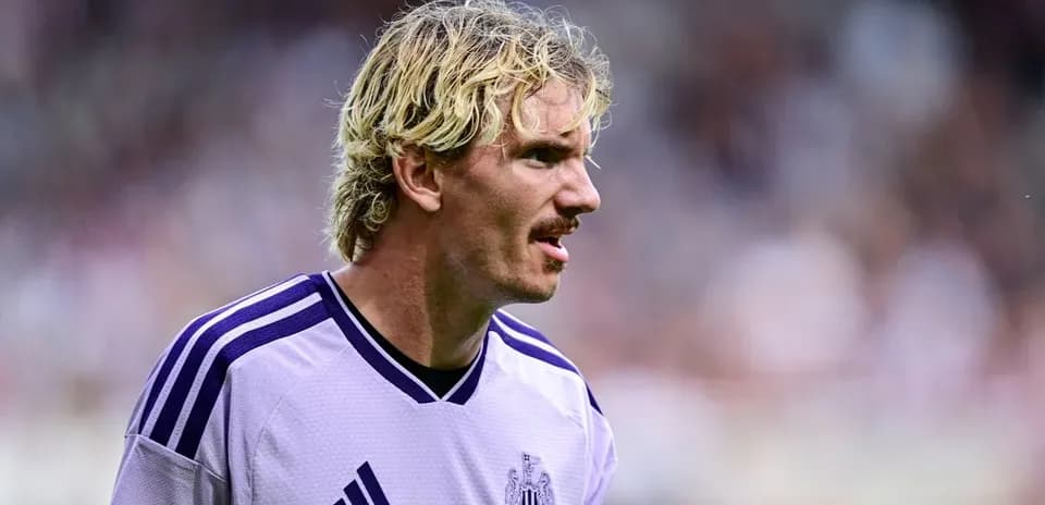 Player in Newcastle kit during match action