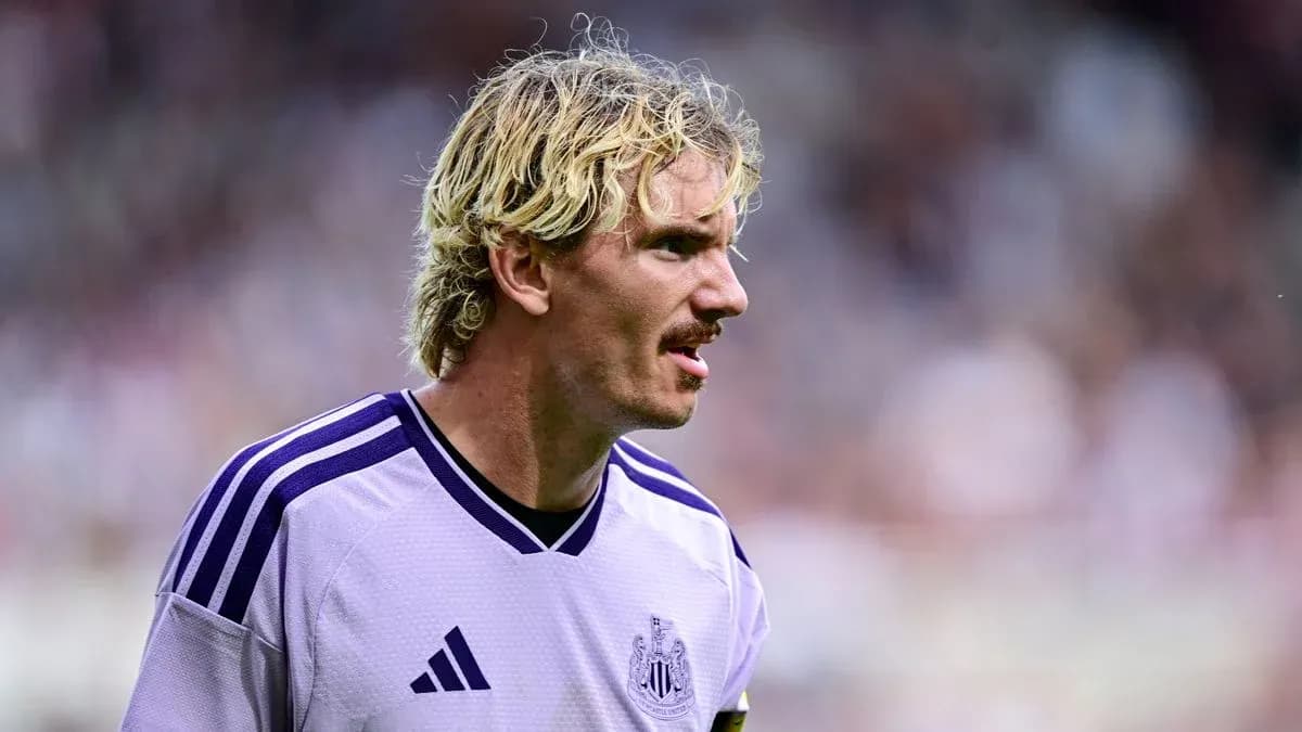 Player in Newcastle kit during match action