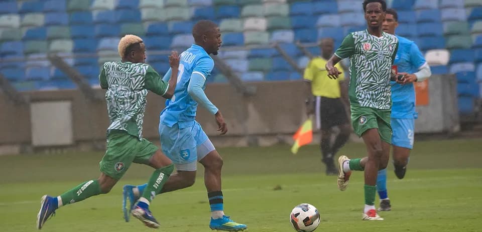 Rukinzo player dribbling against Durban City defenders