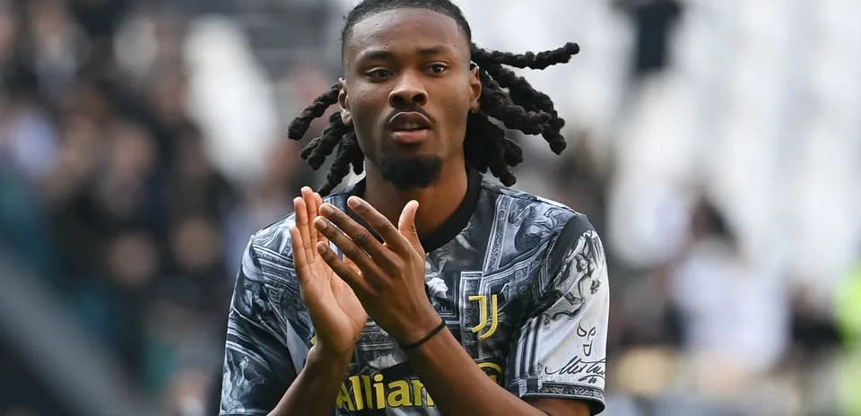 Player applauding fans in Juventus kit