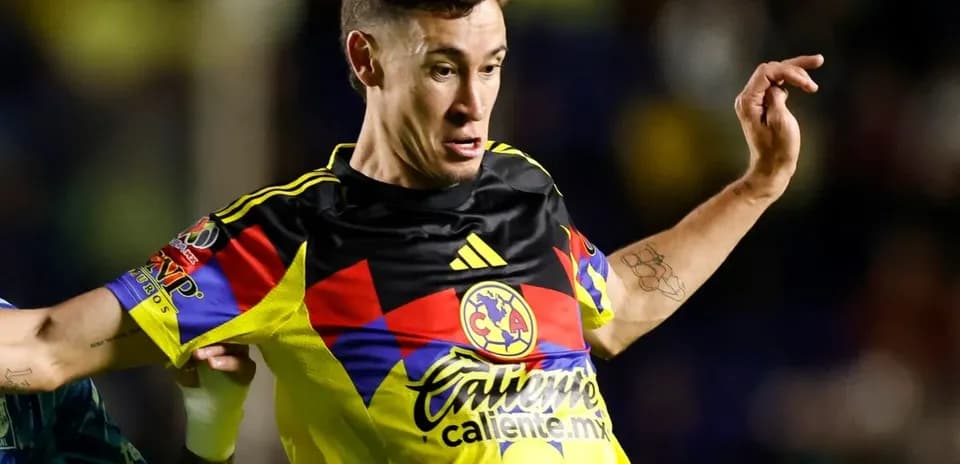 Player from Club America in action during match